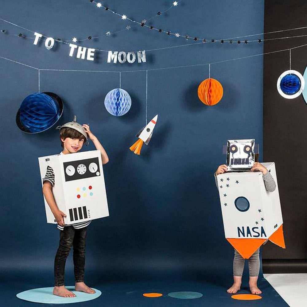 Guirnalda To The Moon
